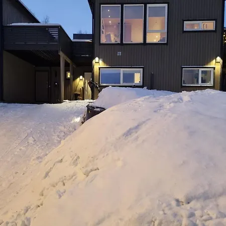 Modern House In Chain With Lovely Views! 別荘 トロムソ